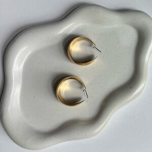 VINTAGE MOENT GOLD TONED WIDE HOOP EARRINGS